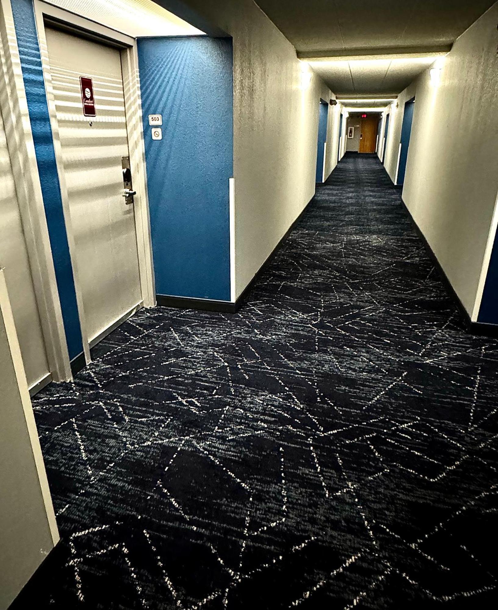 Hotel Comfort & - Airport 3*