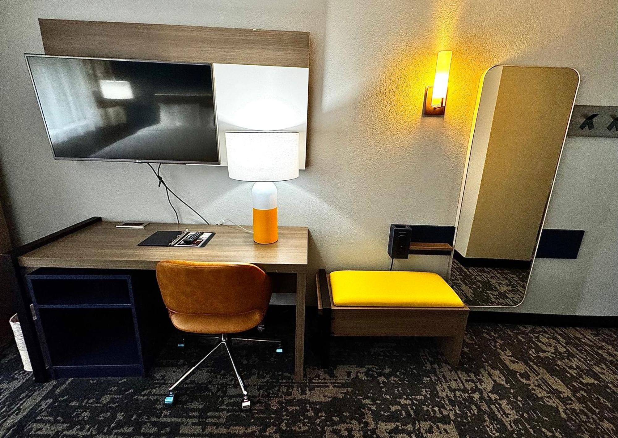 Hotel Comfort & - Airport 3*